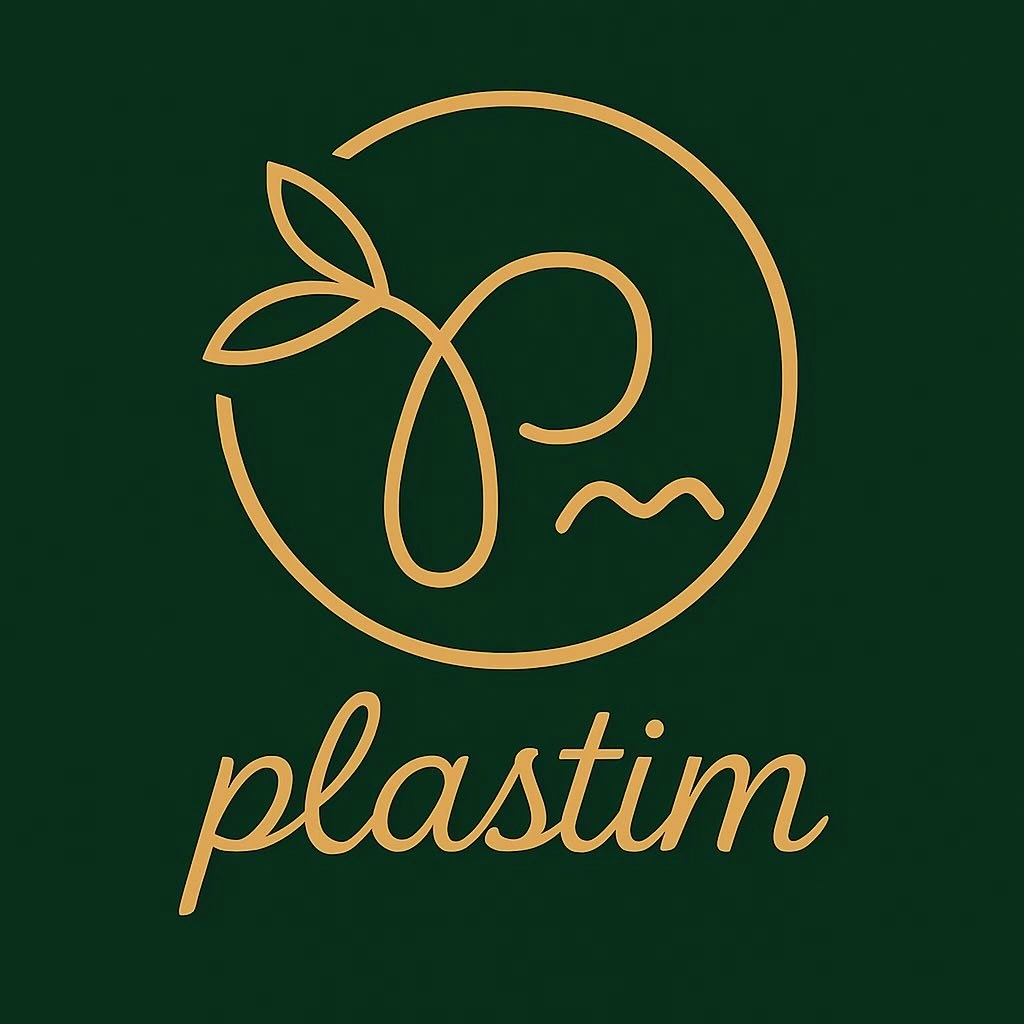 Logotipo original de Plastim, dorado sobre verde oscuro